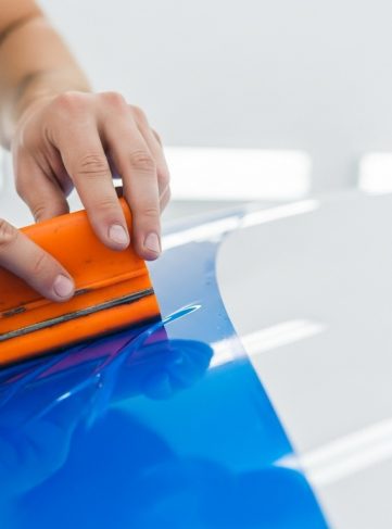 autoglas24-autofolierung-blue-vinyl-car-wrapping-close-up